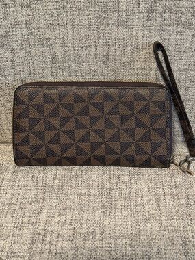Geometric Pattern Wristlet Wallet